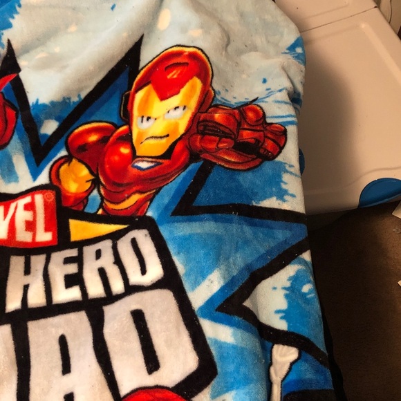 Colorful Superhero squad throw - Picture 3 of 9